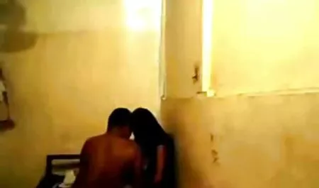 Âm vật của một phụ nữ da đen có vẻ ướt sau nhẹ nhàng áp lực với ngón tay của cô. sex nhat khong che
