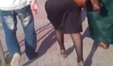 Một phụ nữ nắm lấy dương vật của một người đàn phim sẽ nhật không che ông da đen và bắt đầu vuốt ve anh.