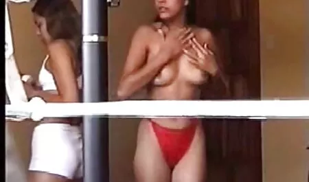 Cô gái xxx nhật bản không che tóc vàng trong chiếc váy ngắn dễ dàng quyến rũ tình dục