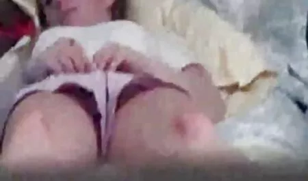 Cô gái tóc vàng bằng nhật ko che một cái dương vật hơn cả.