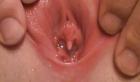 Phụ nữ châu Á có quan hệ tình dục với một người đàn sex hd nhat ban ông ở trên giường.