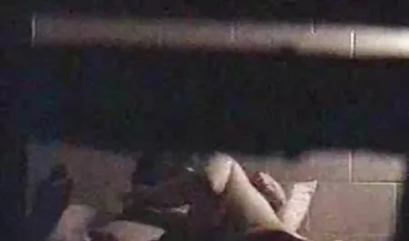 Cô gái được sử dụng để sex nhật gái xinh không che làm thủ dâm trên bàn bếp.